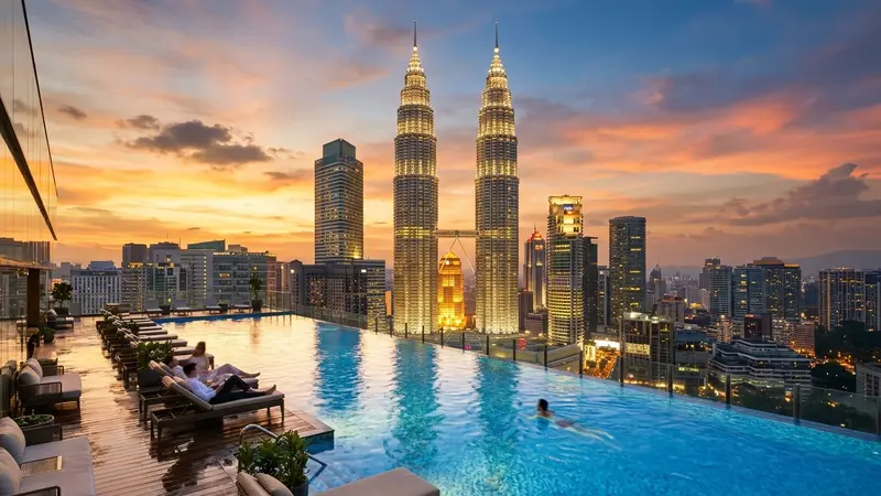 Mandarin Oriental Kuala Lumpur luxury hotel infinity pool overlooking KLCC park and Petronas Towers