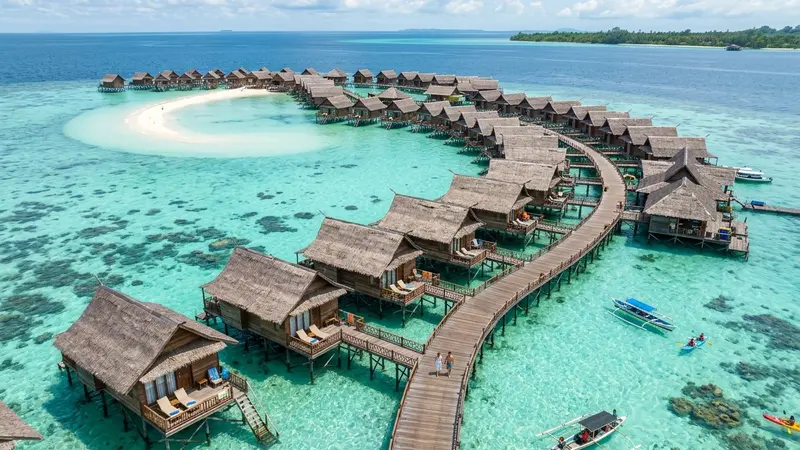 Sipadan-Kapalai Dive Resort overwater chalets on turquoise sandbar waters